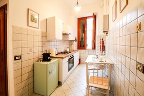 Jääkaappi, uuni, liesi, kahvin-/teenkeitin