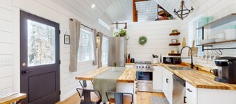 Brand-new dog-friendly home near Hancock Pond with firepit, grill, streaming, AC