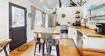 Brand-new dog-friendly home near Hancock Pond with firepit, grill, streaming, AC