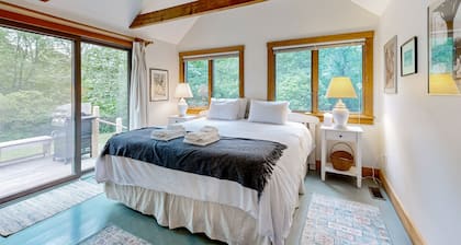 Peaceful, dog-friendly home on 3 acres with lovely yard, near beaches