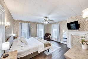 4 bedrooms, desk, Internet, bed sheets - Pet & Family Friendly! Home w/ Fenced Yard + Deck (York Haven)