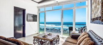 2-story dog-friendly villa with outdoor pool, patio, 2 balconies, streaming, AC