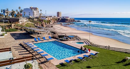 2-story dog-friendly villa with outdoor pool, patio, 2 balconies, streaming, AC