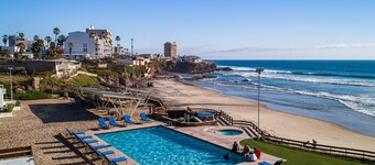 Dog-friendly suite with kitchenette, heated outdoor pool, hot tub, private patio