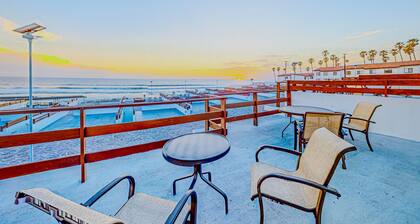 Dog-friendly villa with heated outdoor pool, hot tub, streaming, balcony, grill