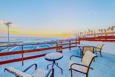 Dog-friendly villa with heated outdoor pool, hot tub, streaming, balcony, grill