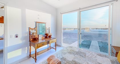 Dog-friendly villa with heated outdoor pool, hot tub, streaming, balcony, grill