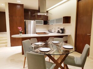 Coffee/tea maker, fridge, microwave, oven