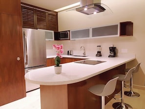 Cafeteira/chaleira, geladeira, micro-ondas, fogão