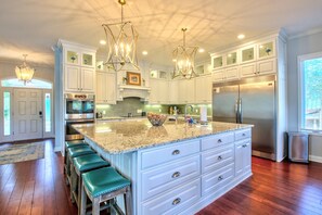 Køleskab, mikrobølgeovn, ovn, kogeplade