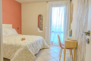 1 bedroom, desk, WiFi, bed sheets - Herringbone Court (Lonato Del Garda)