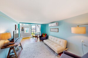 TV - Charming cottage near the boardwalk & beach with AC, WiFi, kitchen (Ocean City)