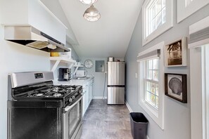 Køleskab, mikrobølgeovn, ovn, kogeplade