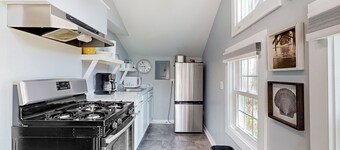 Charming cottage near the boardwalk & beach with AC, WiFi, kitchen