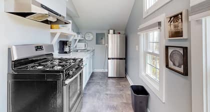 Charming cottage near the boardwalk & beach with AC, WiFi, kitchen