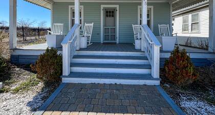 Charming cottage near beach/boardwalk with modern amenities, AC, WiFi