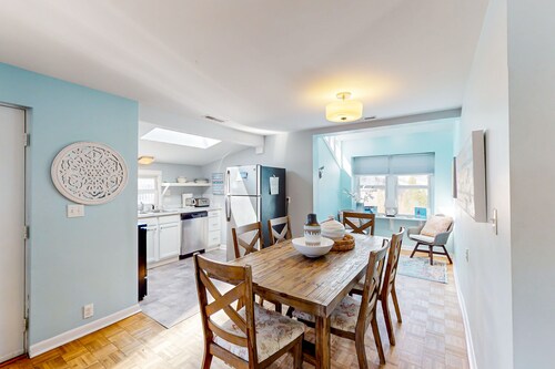 Charming cottage near beach/boardwalk with modern amenities, AC, WiFi