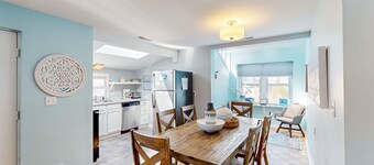 Charming cottage near beach/boardwalk with modern amenities, AC, WiFi