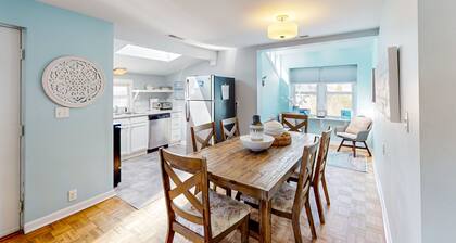 Charming cottage near beach/boardwalk with modern amenities, AC, WiFi