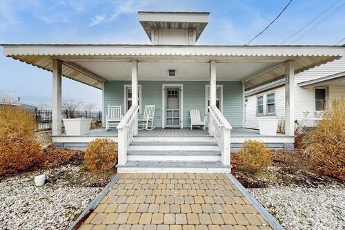 Charming cottage near beach/boardwalk with modern amenities, AC, WiFi