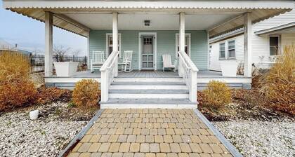Charming cottage near beach/boardwalk with modern amenities, AC, WiFi