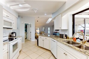 Kjøleskap, mikrobølgeovn, ovn og kokeplater