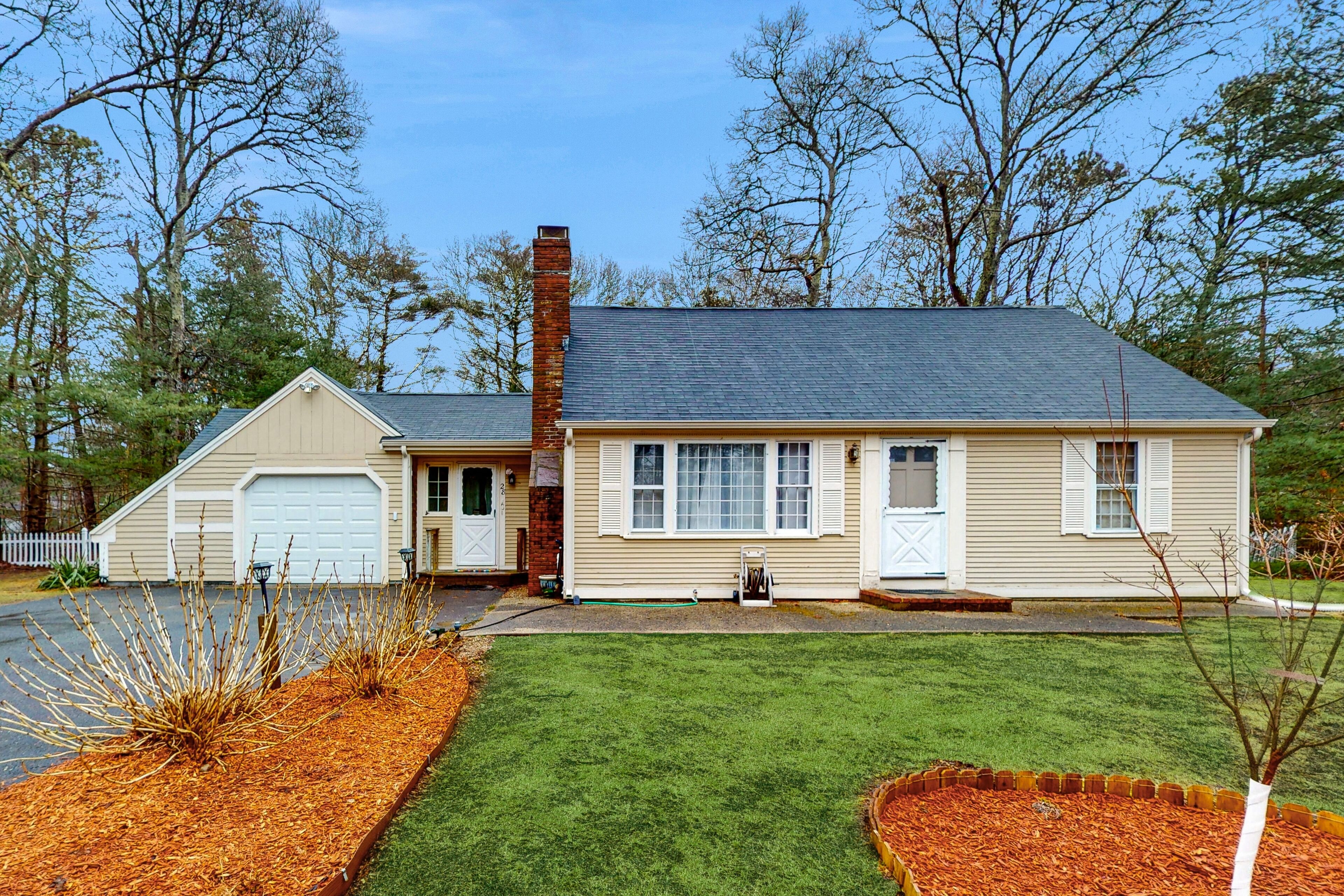 Peaceful Lakefield Farm's home with beach & tennis access - yard, smart TVs, W/D