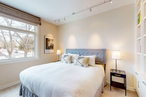 2 soverom, strykejern/-brett, internettilgang og sengetøy