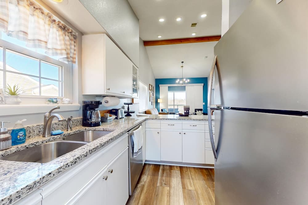 Well-equipped condo with on-site golf, pool, athletic courts, & smart TVs