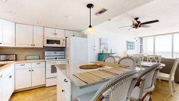 Frigorífico, microondas, horno y placa de cocina