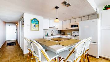 Frigorífico, microondas, horno y placa de cocina