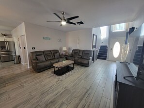 Smart TV - Private pool! Along a canal and parking for a boat trailer. (Corpus Christi)