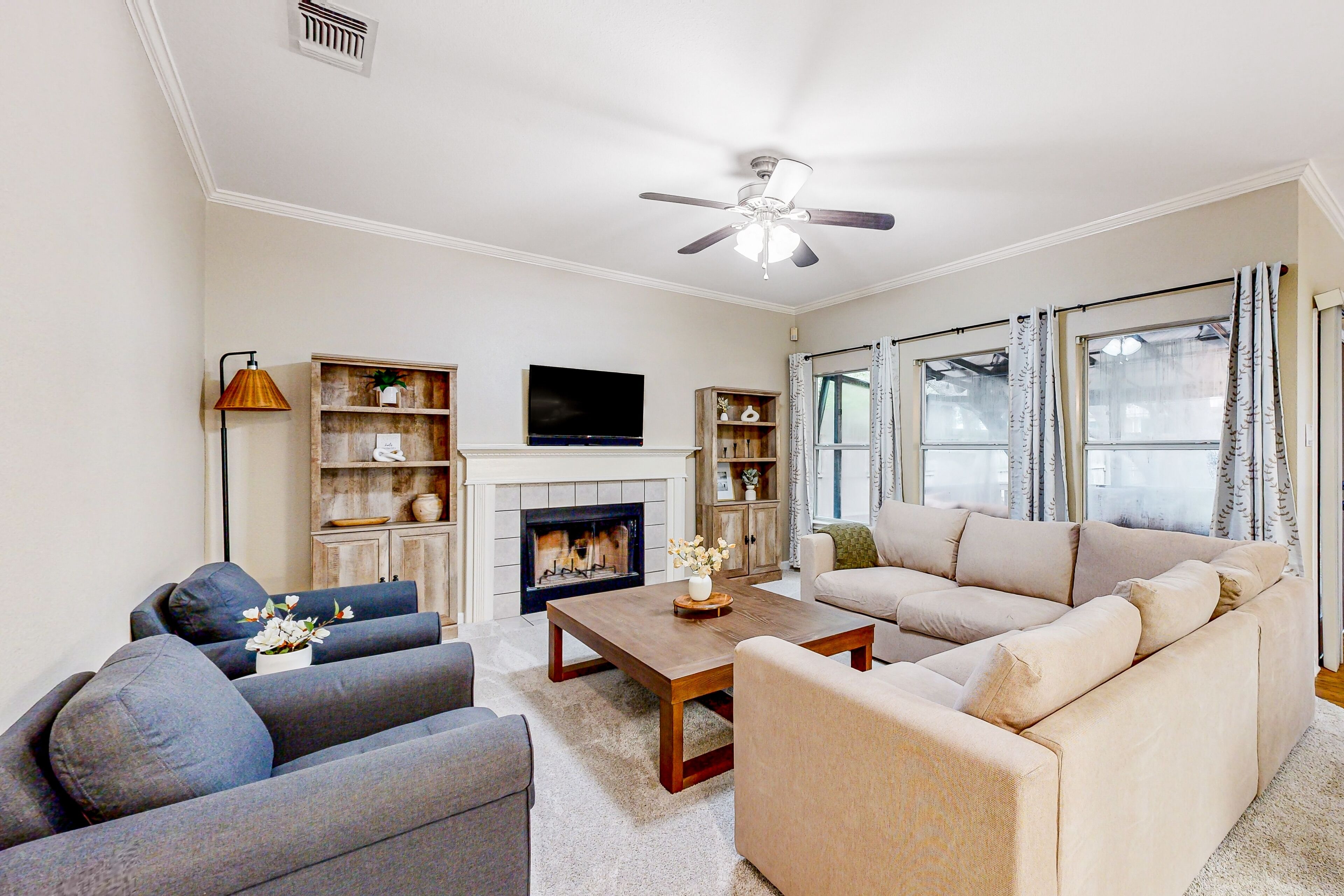 Lovely, spacious home with fenced yard, patio & foosball - near SeaWorld