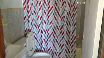 Economy-Zimmer | Badezimmer | Kostenlose Toilettenartikel