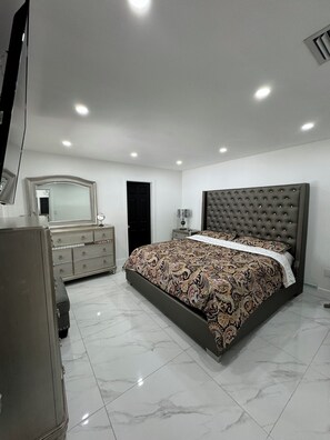 3 bedrooms, desk, iron/ironing board, free WiFi