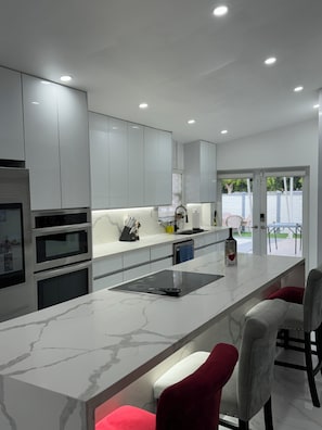 Fridge, microwave, oven, stovetop - Family Paradise has entertainment for everyone in the property it's cozy & fun! (Hialeah)