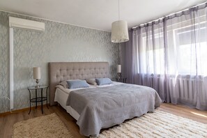 3 bedrooms, desk, iron/ironing board, travel cot