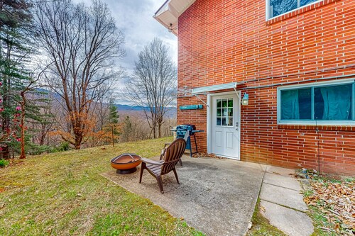 Remodeled mountain studio close to downtown with full kitchen, firepit, & patio
