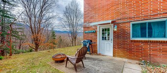 Remodeled mountain studio close to downtown with full kitchen, firepit, & patio