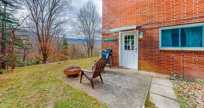 Remodeled mountain studio close to downtown with full kitchen, firepit, & patio