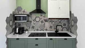 A kitchen with a microwave, coffee maker, and sink. - Suite Gioconda - Podere Casa Rossa in Pienza (Pienza)