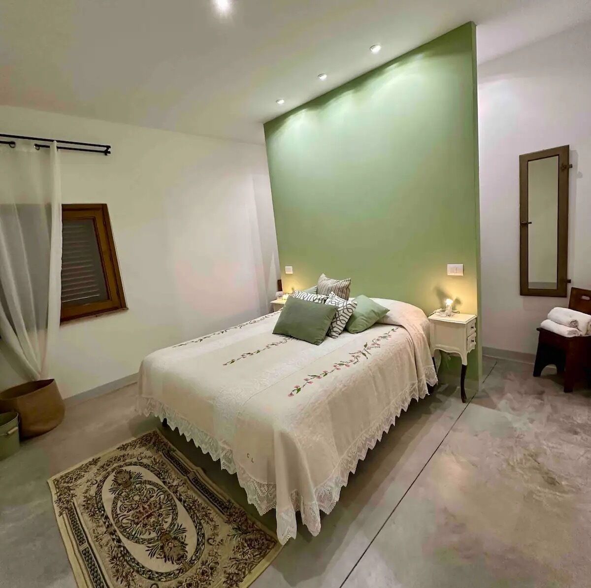 2 soverom, skrivebord, strykejern/-brett og reiseseng for barn