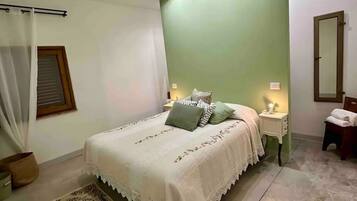 2 chambres, bureau, fer et planche Ă repasser, lit parapluie