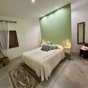 2 chambres, bureau, fer et planche à repasser, lit parapluie