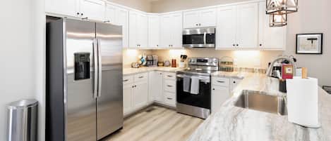 冷蔵庫、電子レンジ、オーブン、コンロ