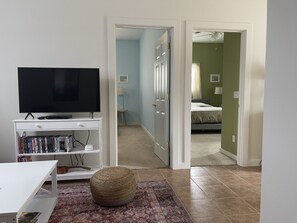 2 soverom, skrivebord, reiseseng for barn og wi-fi