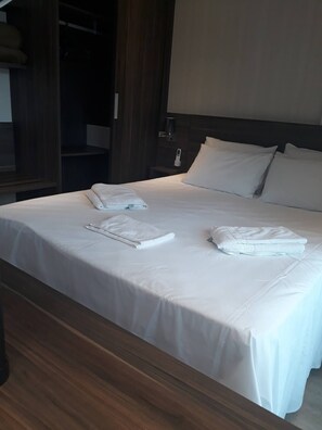 1 chambre, fer et planche à repasser, Wi-Fi, draps fournis