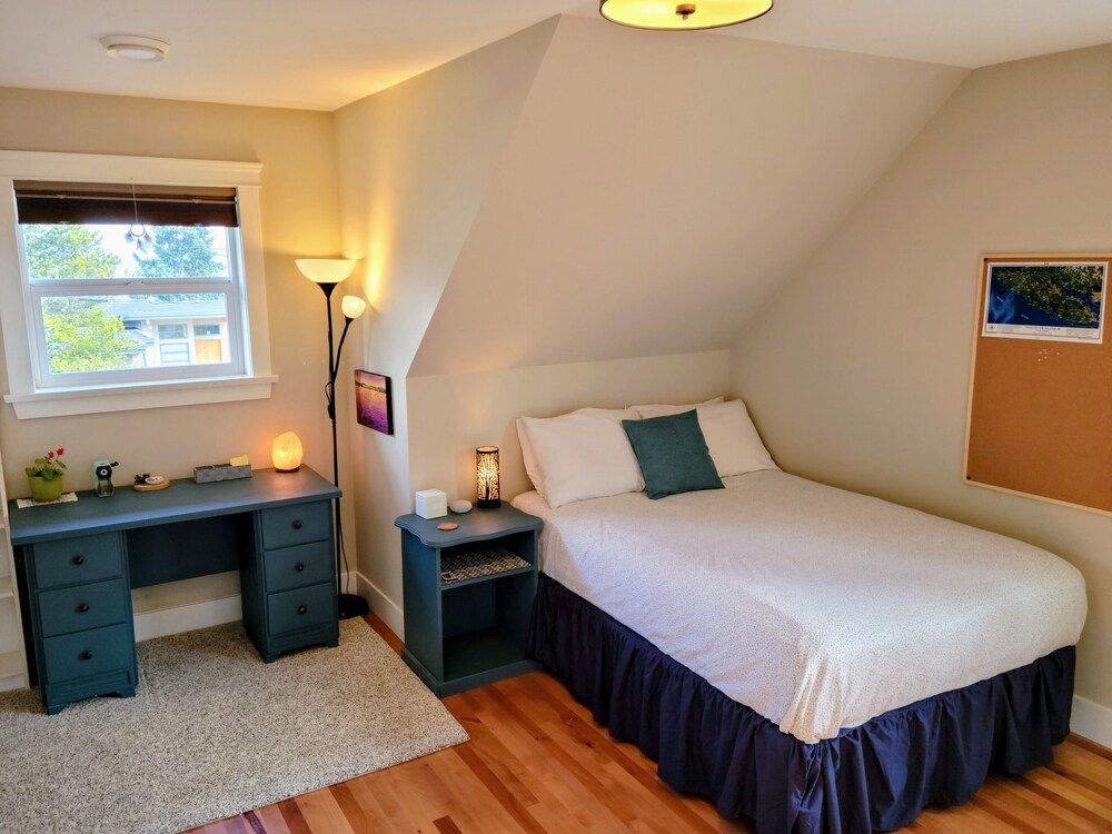 Beautiful 3 bedroom vacation home Ocean views 2 minutes to the