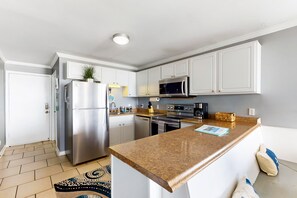 Kjøleskap, mikrobølgeovn, ovn og kokeplater