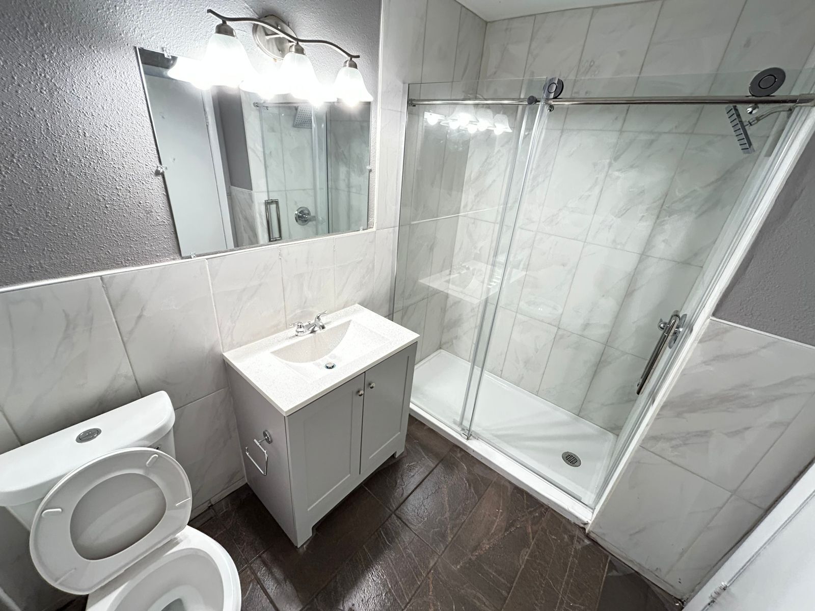 Luxury Room, 1 King Bed | Bathroom | Combined shower/tub, towels
